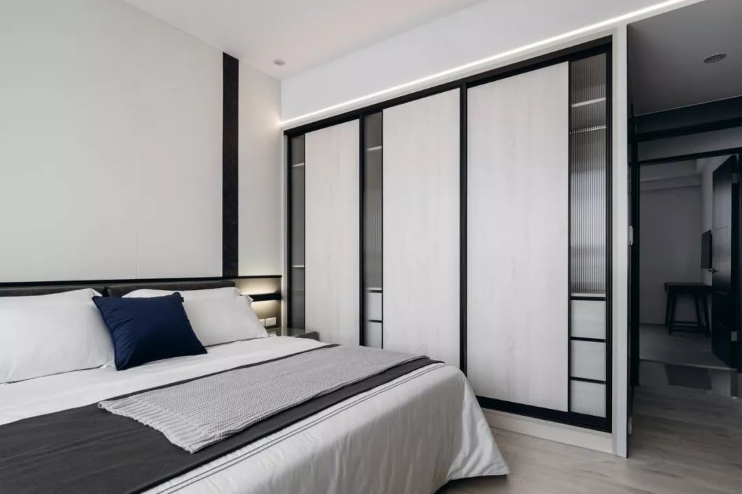 利用率|还在买衣柜现在流行“挖墙”装衣橱!