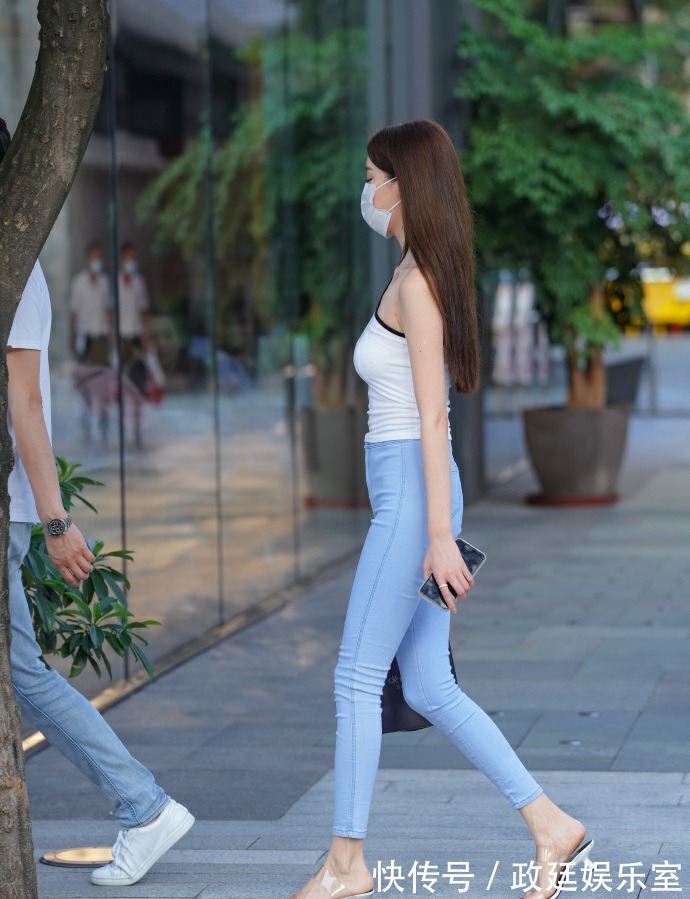 造型|穿铅笔裤美不美？搭配“露肩衣”试试，造型会告诉你答案！