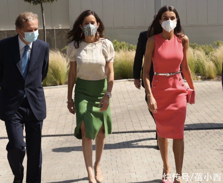 无敌|西班牙王后高级感无敌了，穿印花上衣配直筒裤好美，真给国王长脸