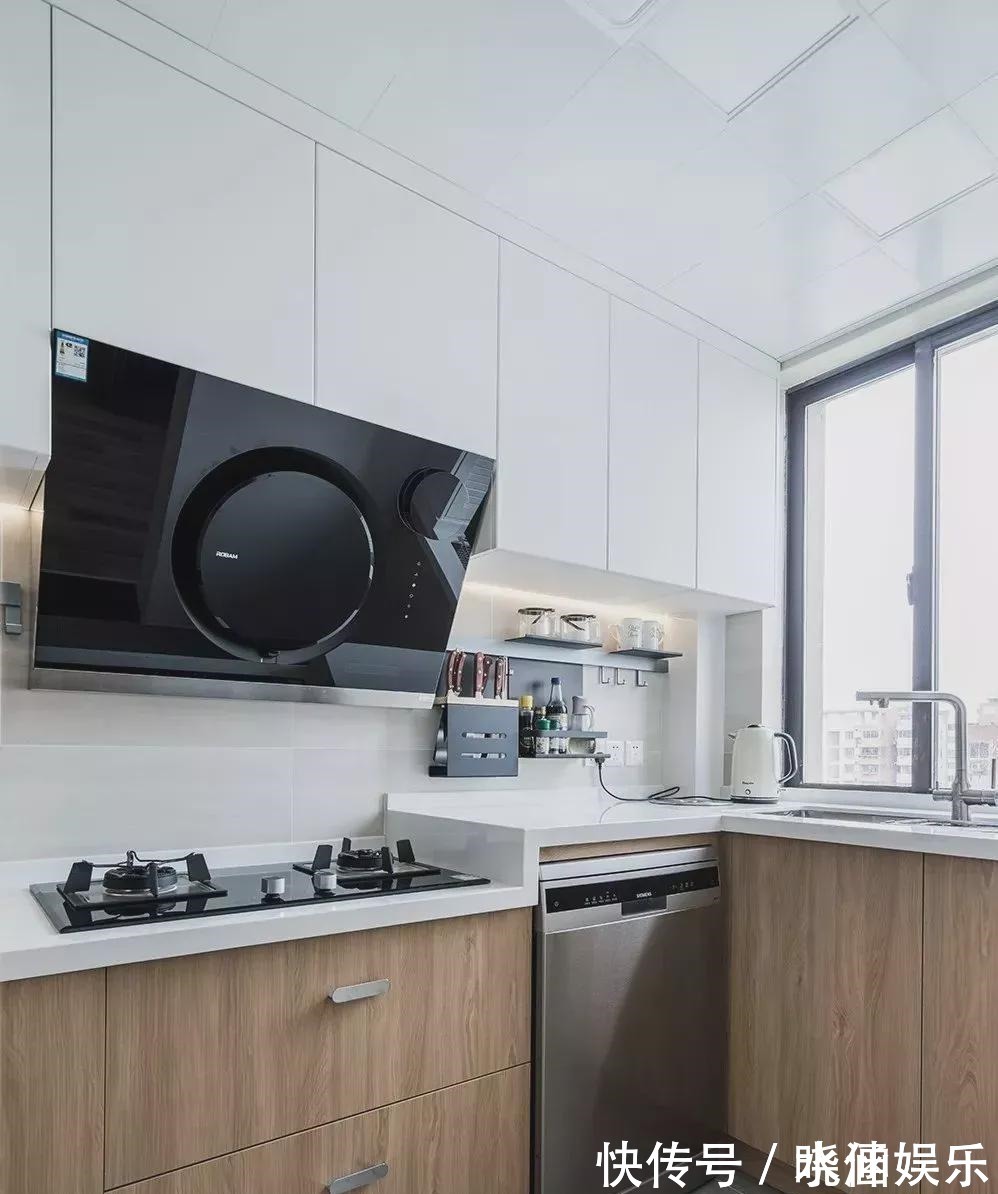 卫生间门|小夫妻78㎡小家比120㎡还宽敞,空间利用到极致,温馨又通透!