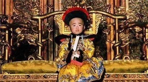 溥仪|溥仪晚年重回故宫，从龙椅下翻出一个小玩具，众人看后都笑了