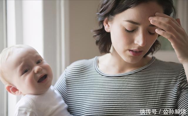 医院|医院走廊里,一位宝妈抱着孩子,看到她的一身打扮后不禁有些鼻酸