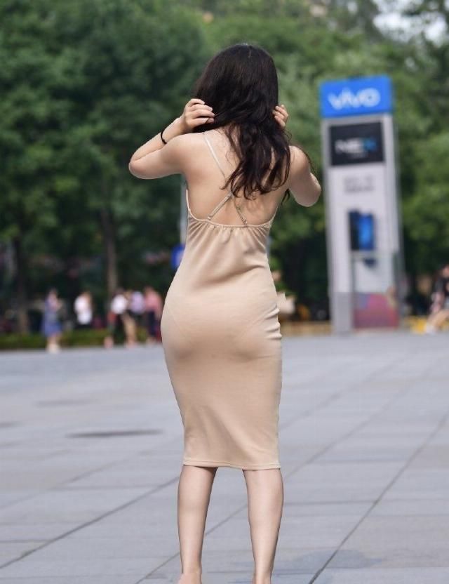 美女街拍纯色系列的吊带裙,被美女们穿的优雅气质,美得高级