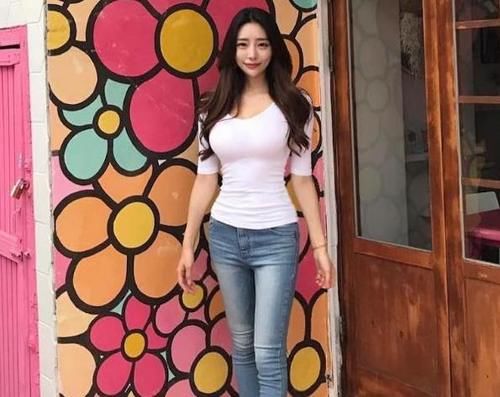 小姐姐|青春的紧身牛仔裤美女,时尚的修身穿搭,让你的腿部更加修长