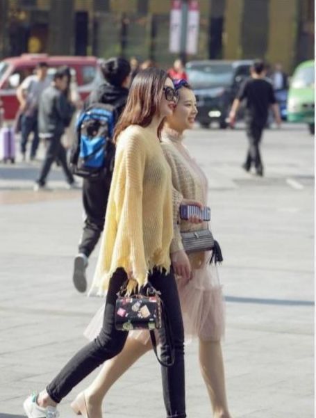 街拍:白色的上衣搭配牛仔裤,小姐姐看起来就是如此的清秀