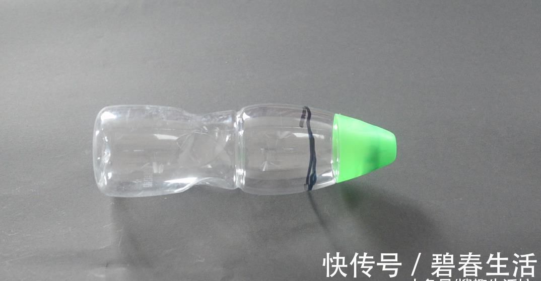 塑料瓶别再丢了, 剪几刀, 放在厨房有大用处, 家家户户都用得到