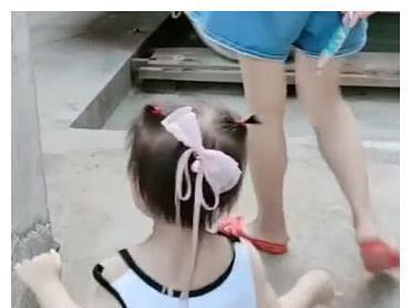 套路|“小吃货宝宝”被亲妈套路火了,一公里“油耗”仅需一根雪糕