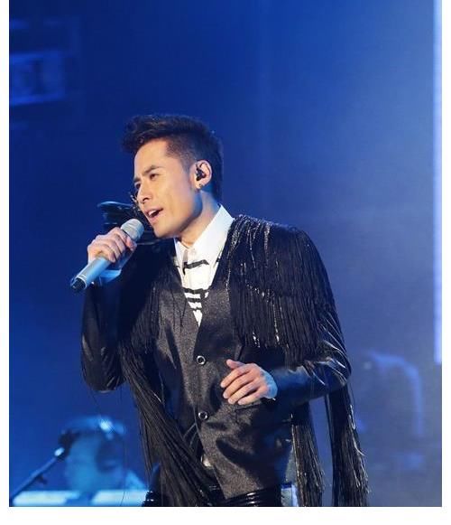 黄征|他的《奔跑》在《披荆斩棘》引发大合唱，但他却总排名倒数第三