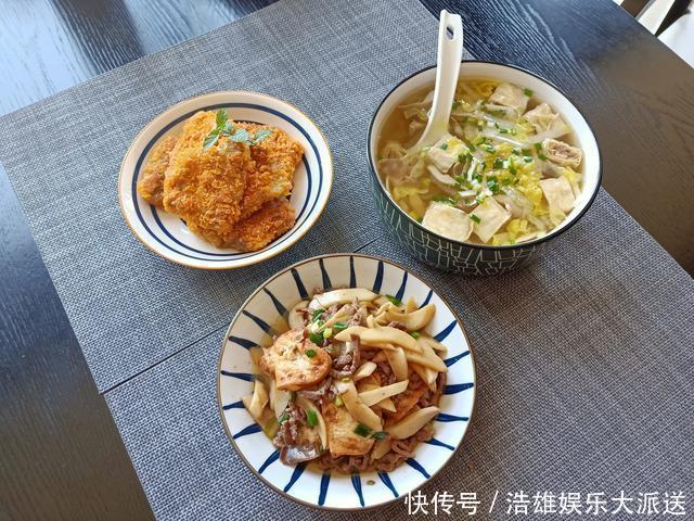  我家的极简晚餐，3个菜15分钟，好吃不贵又简单，吃得开心舒服