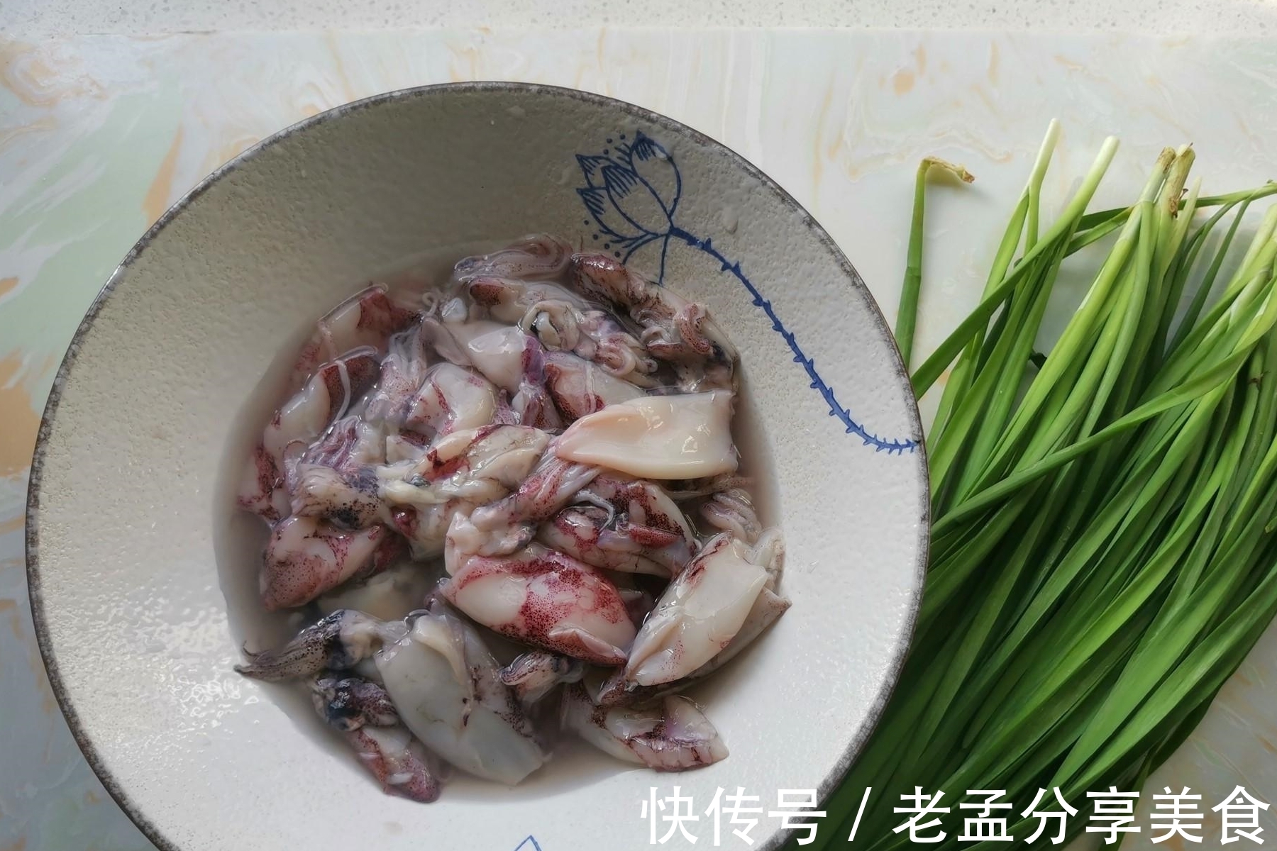 这道菜肴非常适合女士吃，味道鲜美，口感鲜嫩，吃了还不长肉