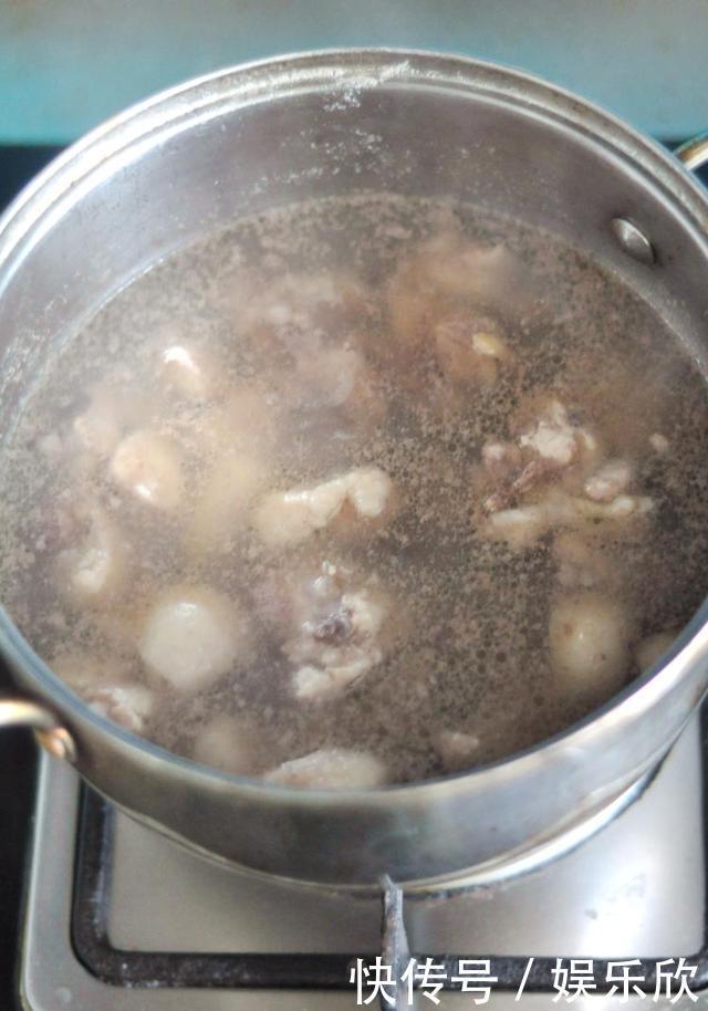 教大家在家做板栗焖鸡,鸡肉软烂,美味又营养,做一锅不够吃!