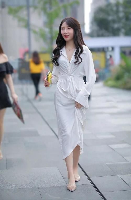 卷发美女穿白色衬衣裙，清新脱俗，优雅大方美出新高度