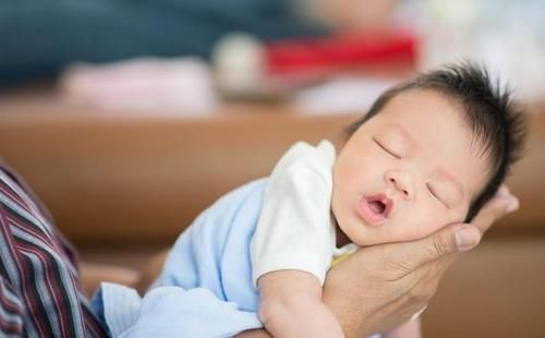 睡眠|哄睡一小时醒来分分钟,“落地醒”的宝宝太磨人!教你正确应对