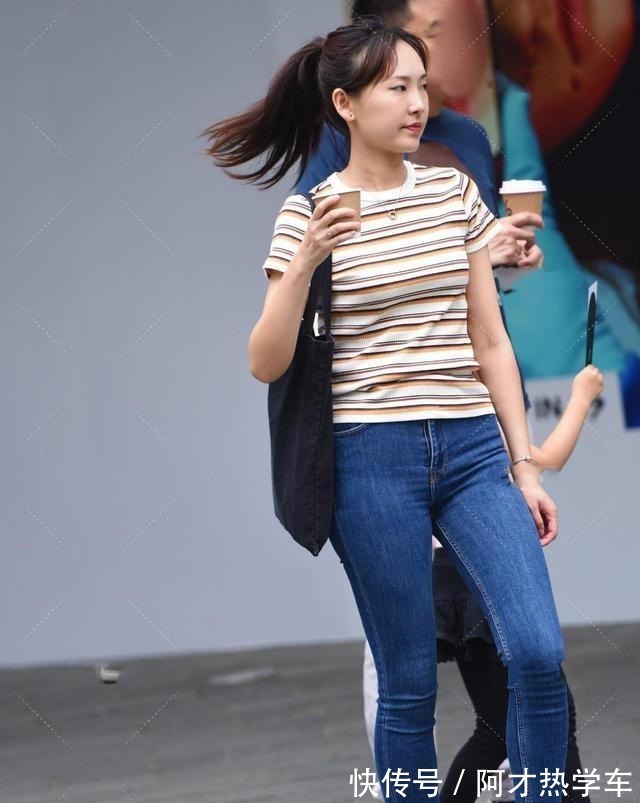 颜色 白黄色横条纹上衣搭配牛仔裤，让你拥抱清爽感觉，优雅一整夏！