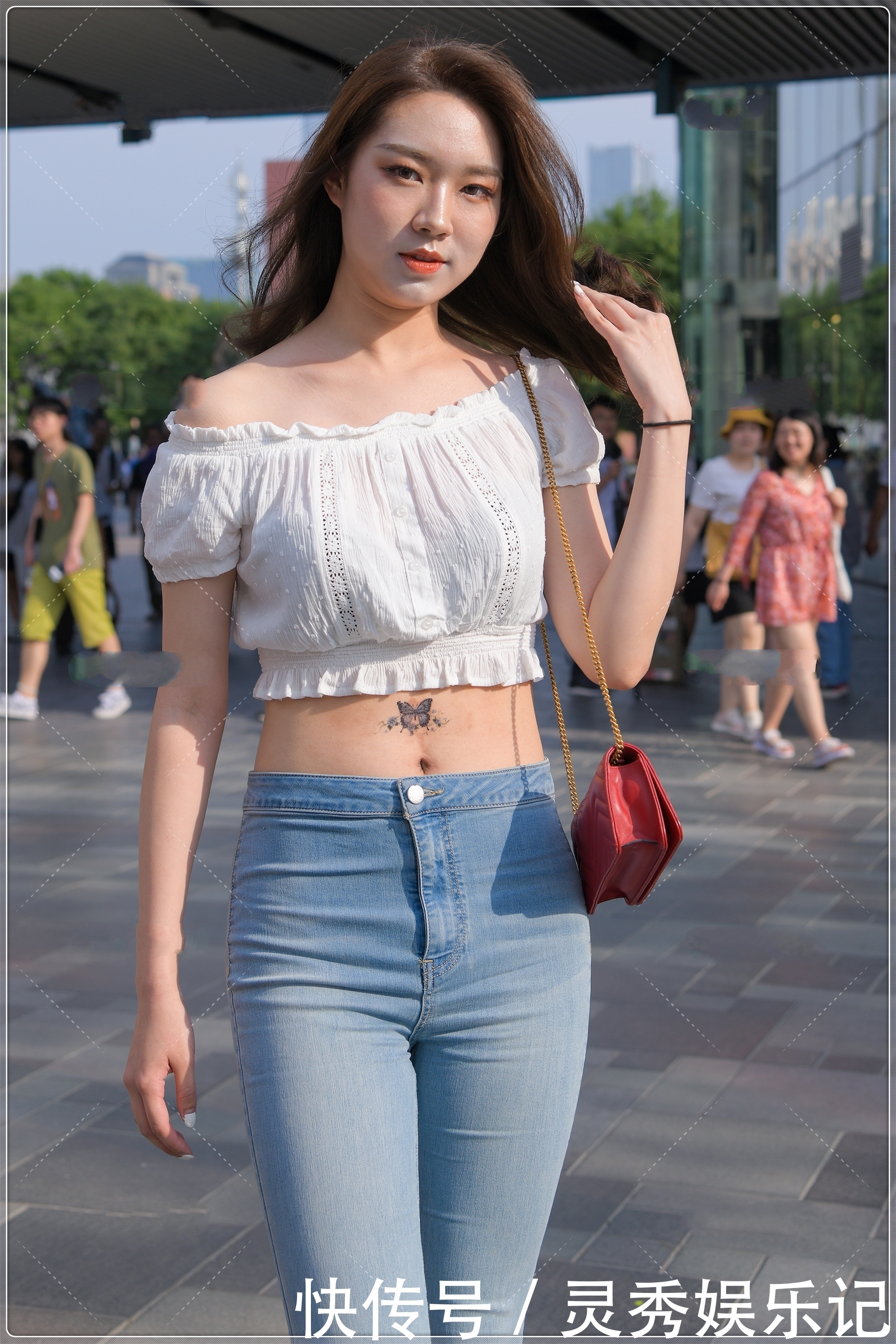 一字肩露脐装搭配牛仔喇叭裤,版型独特,时尚范十足