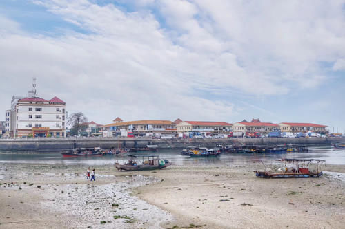 广西又一座宜居城市，房价低设施好，还是热门海岛旅游地