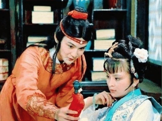 贾府!探春骂王熙凤的话,揭开了李纨的真面目,为自己挣下玫瑰花的诨号