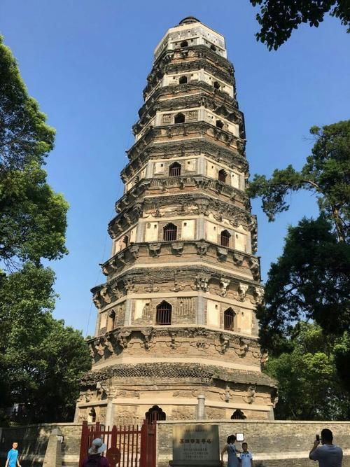 古城苏州的象征，被誉为吴中第一名胜，虎丘塔