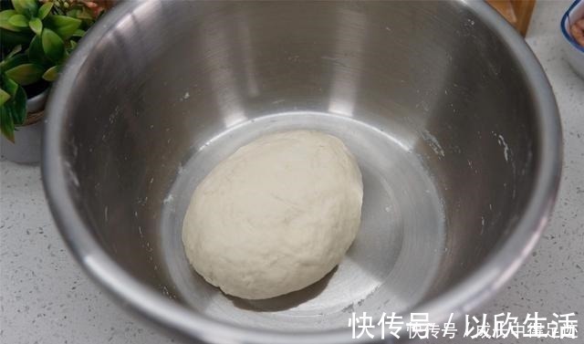 冬天蒸馒头，只用1个窍门，30分钟发满一盆面，馒头白胖又松软