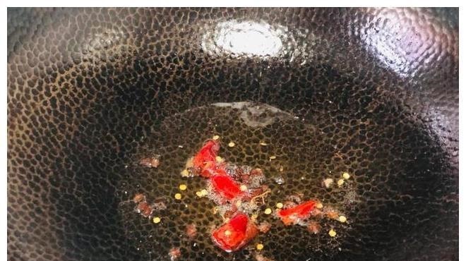 天热了，茄子别再炒着吃，试试这种吃法，不炒不蒸，一大盘不够吃