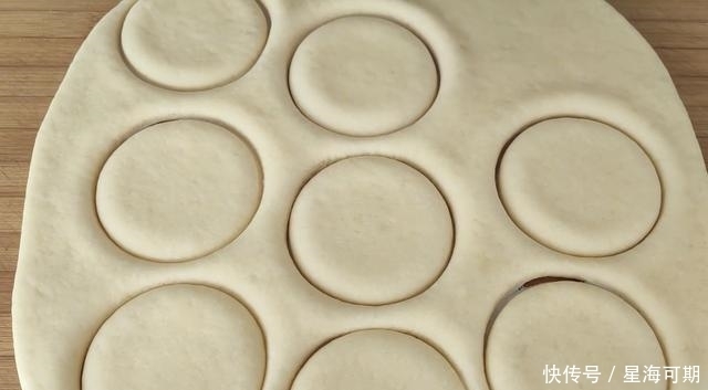 鸡蛋|炸油饼原来这么简单,1碗面粉2颗鸡蛋,柔软不油腻,比油条好吃