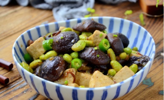 豆腐跟它真是绝配,鲜嫩多汁,花钱不多,比放肉还好吃