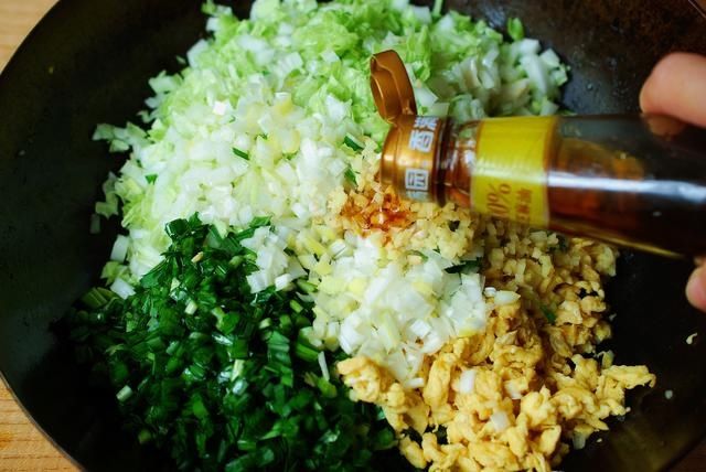 用白菜做馅儿，放盐杀就错了！跟我这样做，不用挤水不出汤，鲜美