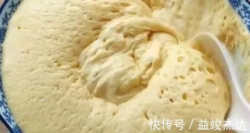 1碗玉米面，2个鸡蛋，不用揉面不用蒸，出锅后蓬松喧软吃不够