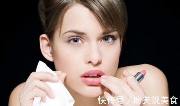 嘴唇 女人涂口红时,要改掉这4个坏习惯,不然再贵的口红都掉色粘杯