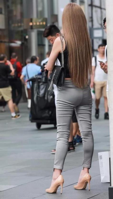 表现出女性|黑色修身背心搭配银色休闲裤,明艳端庄,气质迷人