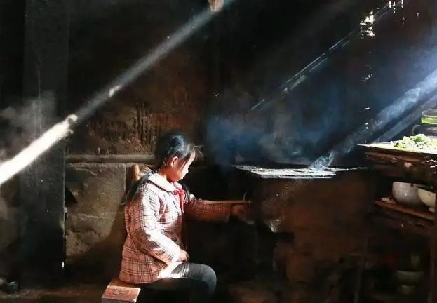 父权制|因弟弟摔倒,6岁女孩被奶奶一脚踹翻,昏迷前还哭着“要抱抱”