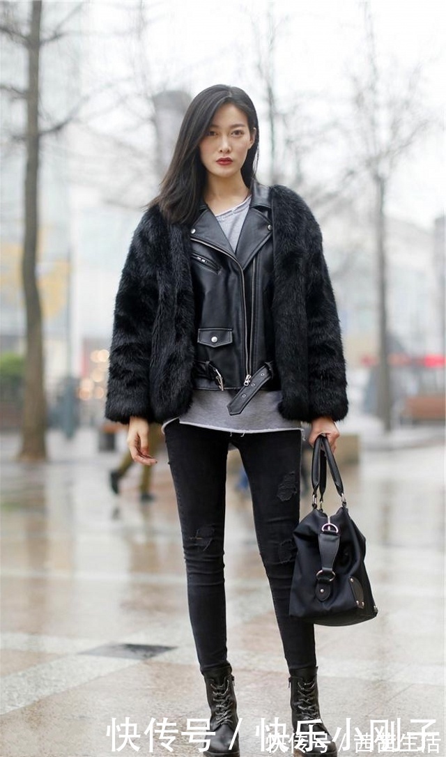 深绿色|时尚穿搭,小姐姐穿深绿色的针织衫,展现出了曲线感