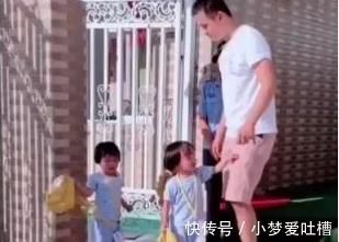 三胞胎|奶爸接三胞胎迟到,女儿们满脸气愤,奶爸手忙脚乱,笑翻门卫大爷