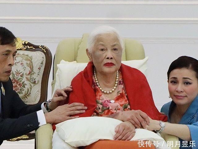 泰国太后 泰国太后年轻时靠粉宝石撑场面如今瘫痪多年,脸庞怎么变这么黑