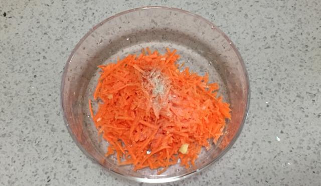 按照我方法炸出来的丸子香脆酥软，怎么吃都吃不腻，端上桌就没