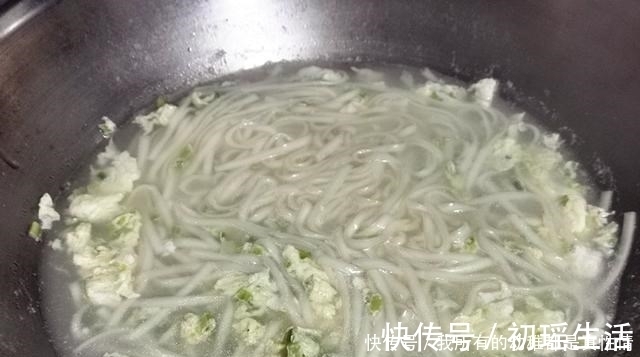 芝麻油|一人在家，煮碗面最省时间，10分钟出锅，又省事又好吃还热乎