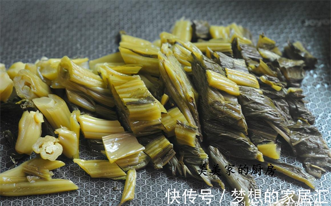 酸菜|秋天干燥，一道“土匪菜”常上桌，3种食材1锅烧，好吃又养胃！
