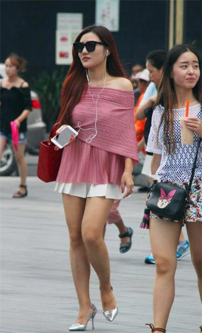 街拍:美女白色斑点红裙子非常的好看,很是靓丽