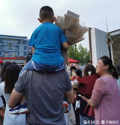 高考|高考结束，德州考场外气氛很热烈啊