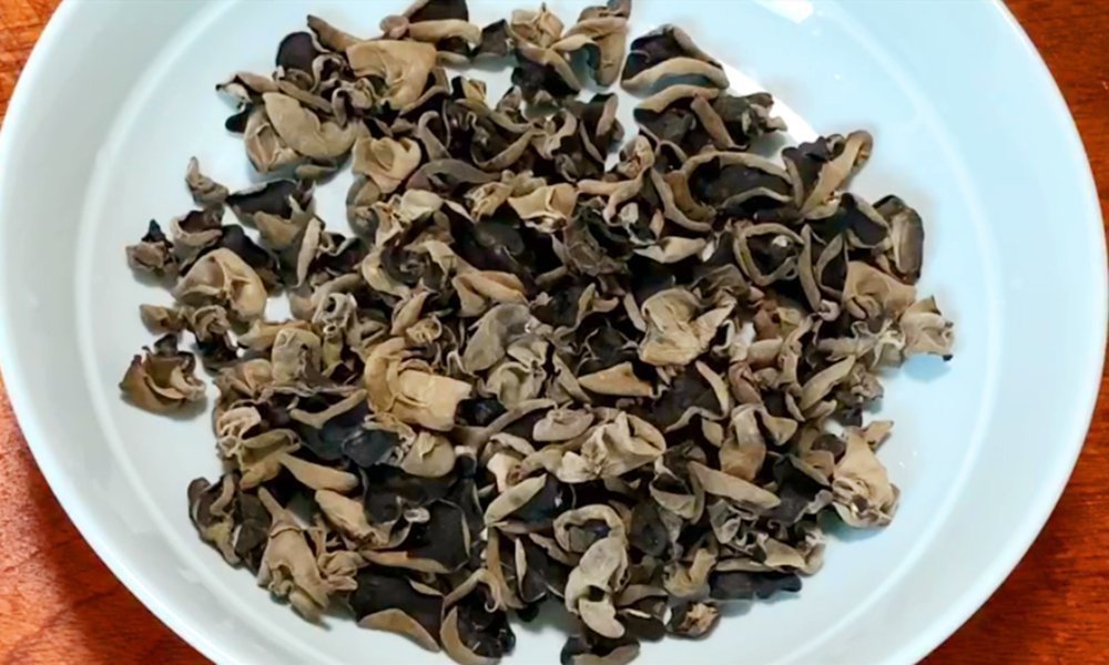 泡木耳|木耳千万不能用清水洗,等于吃虫卵,教你1个妙招,脏东西全跑光