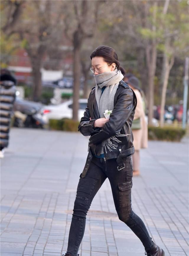 修身的牛仔裤,搭配一款黑色皮夹克,冬季的经典穿搭