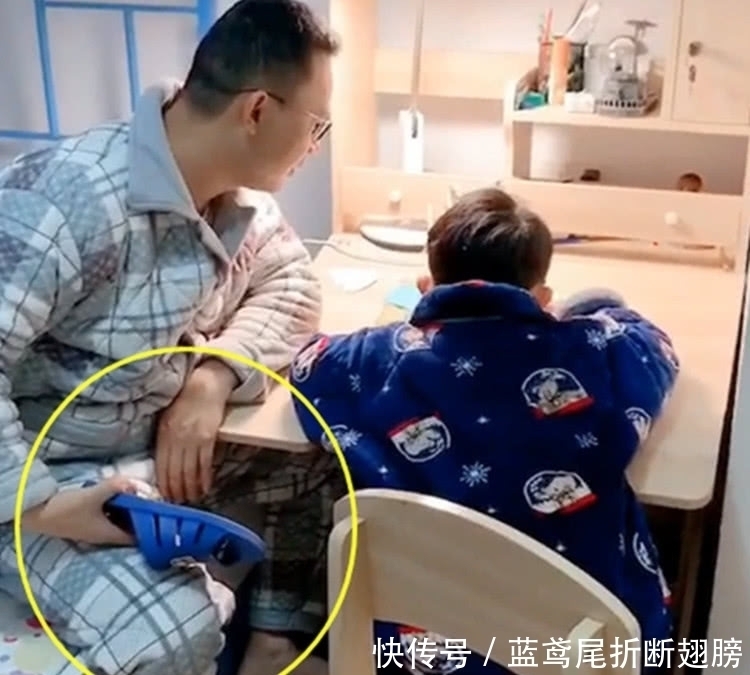 武器|爸爸陪儿子写作业,手上的武器亮了,还不赶紧写作业!