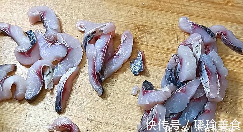 鱼块|这条草鱼二十元,把它做成“酒鬼鱼”,麻辣鲜香,不错的下酒菜