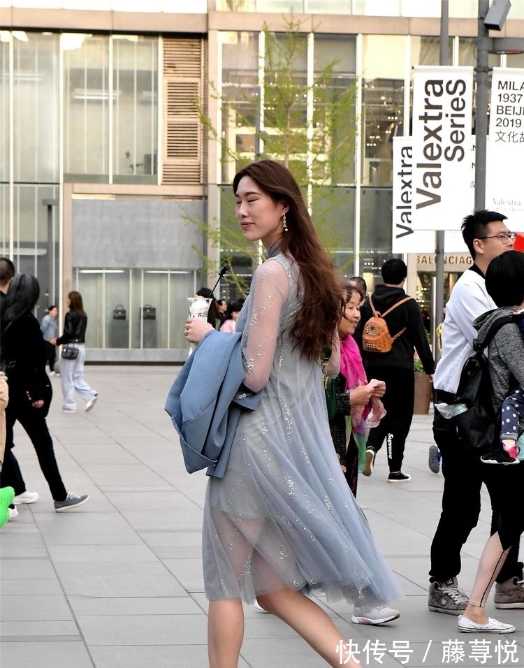 透视 美女穿着一件透视的连衣裙,有着一种若隐若现的美