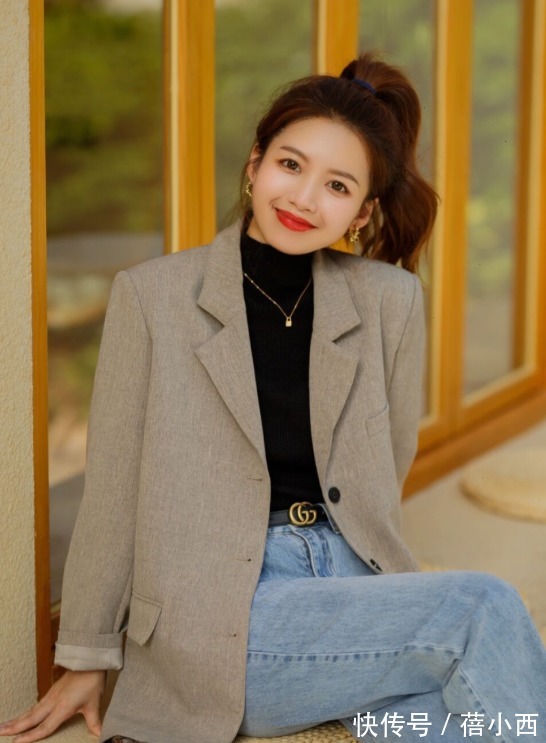 牛仔裤|秋冬不流行露脖子,建议多穿“高领衫”,搭配西装、牛仔裤真高级