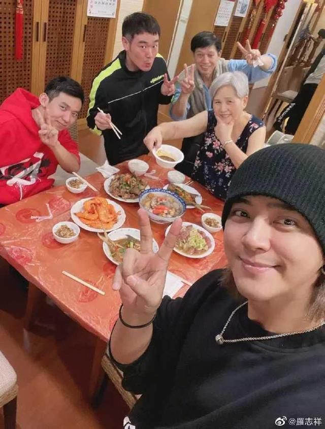 明星晒年夜饭:贾乃亮丰盛于小彤简单,吴奇隆上演“海陆空”全席