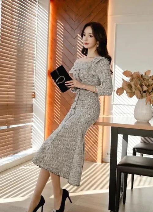  气质|美女穿搭：曼妙幽灰搭肩磨砂衣裙，典雅气质，女人味在蔓延