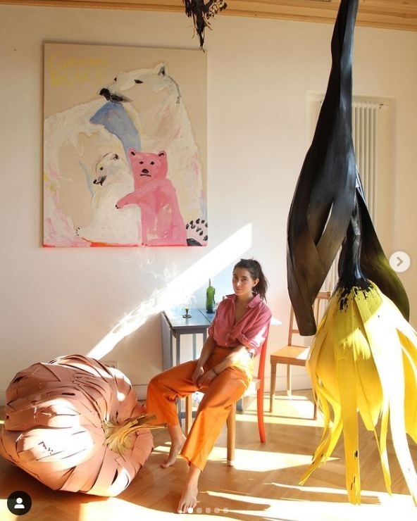 巨人国!她画油画,他做雕塑,这对艺术情侣直接建了一个“巨人国”