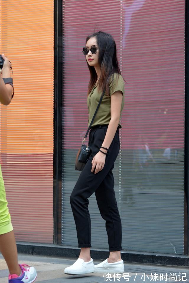 小姐姐|街拍:小姐姐橙色的连衣裙轻盈柔美,热情活泼的感觉,尽展好身姿