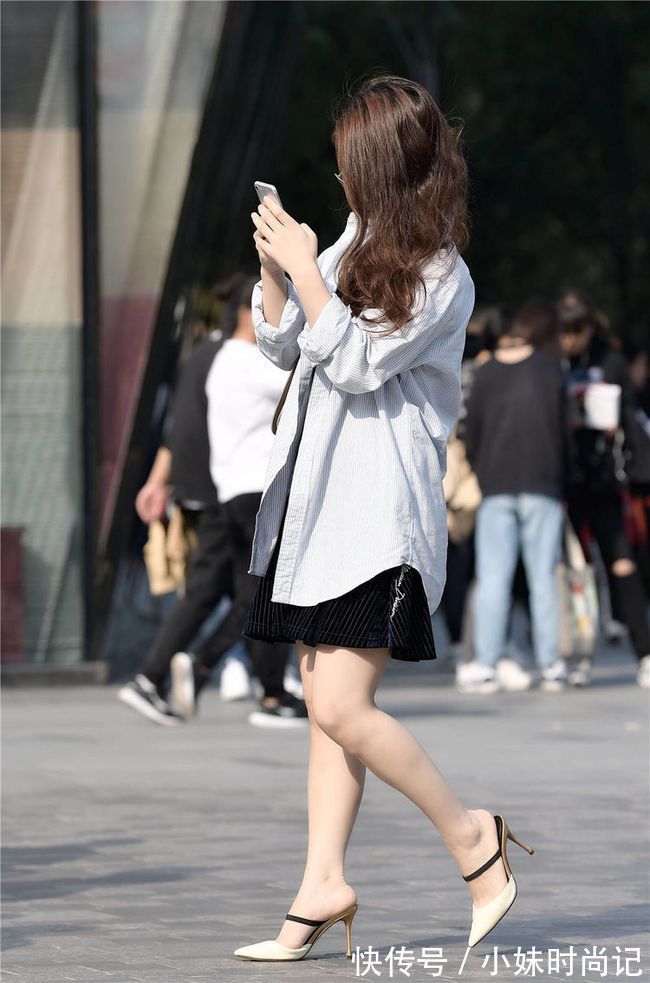 秋天|黑色的短裙,搭配竖条格的白色衬衫,脚下一双尖头细跟凉拖
